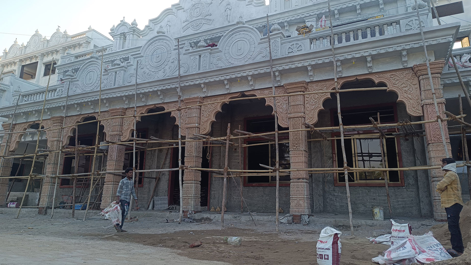 Modern residential bungalow construction and luxury home building services